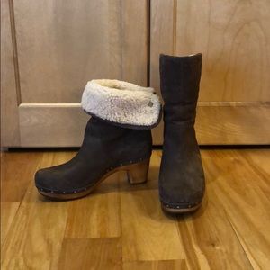 Ugg Sherpa Lined Sued Brown Clog Boots